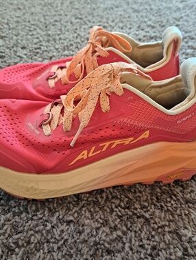 Altra Women's Olympus Coral Pink and Peach Trail Runners Womens Size 7